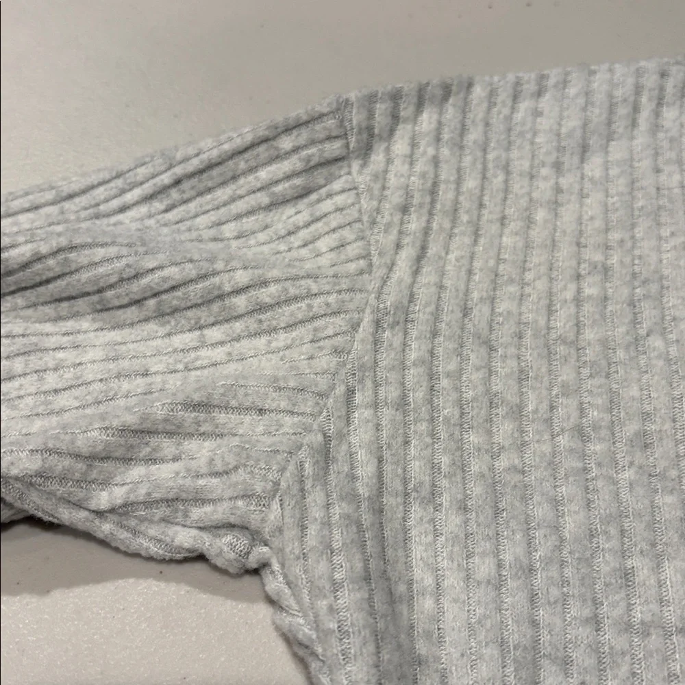 H&M - Girls Cropped pullover Sweater / Sweatshirt. Size 16/18. gray.  NWOT